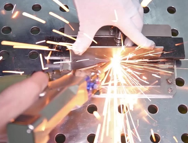 激光焊接機(jī)焊接時(shí)火苗減弱怎么辦? 激光焊接機(jī)焊接時(shí)火苗減弱怎么辦?