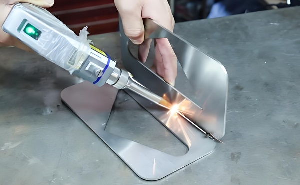 小型手持式激光焊接機(jī)多少錢一臺(tái)? 小型手持式激光焊接機(jī)多少錢一臺(tái)?