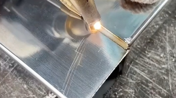 手持激光焊接機激光頭達到多少度算異常？