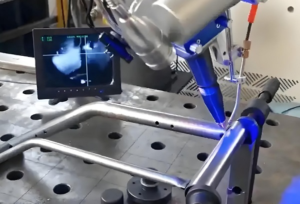 激光焊接機在焊接大尺寸工件時的優勢和局限性