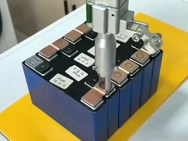 手持式鋰電池激光焊接機(jī) 手持式鋰電池激光焊接機(jī)